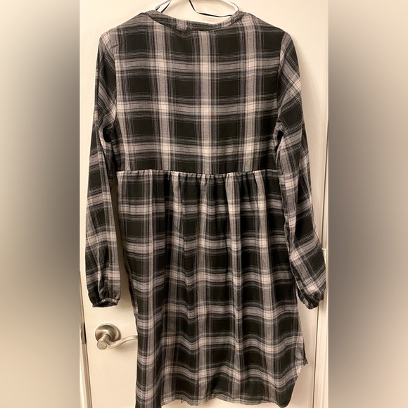 Knox Rose dress Size M black and white plaid midi length long sleeve v-neck - Picture 2 of 3